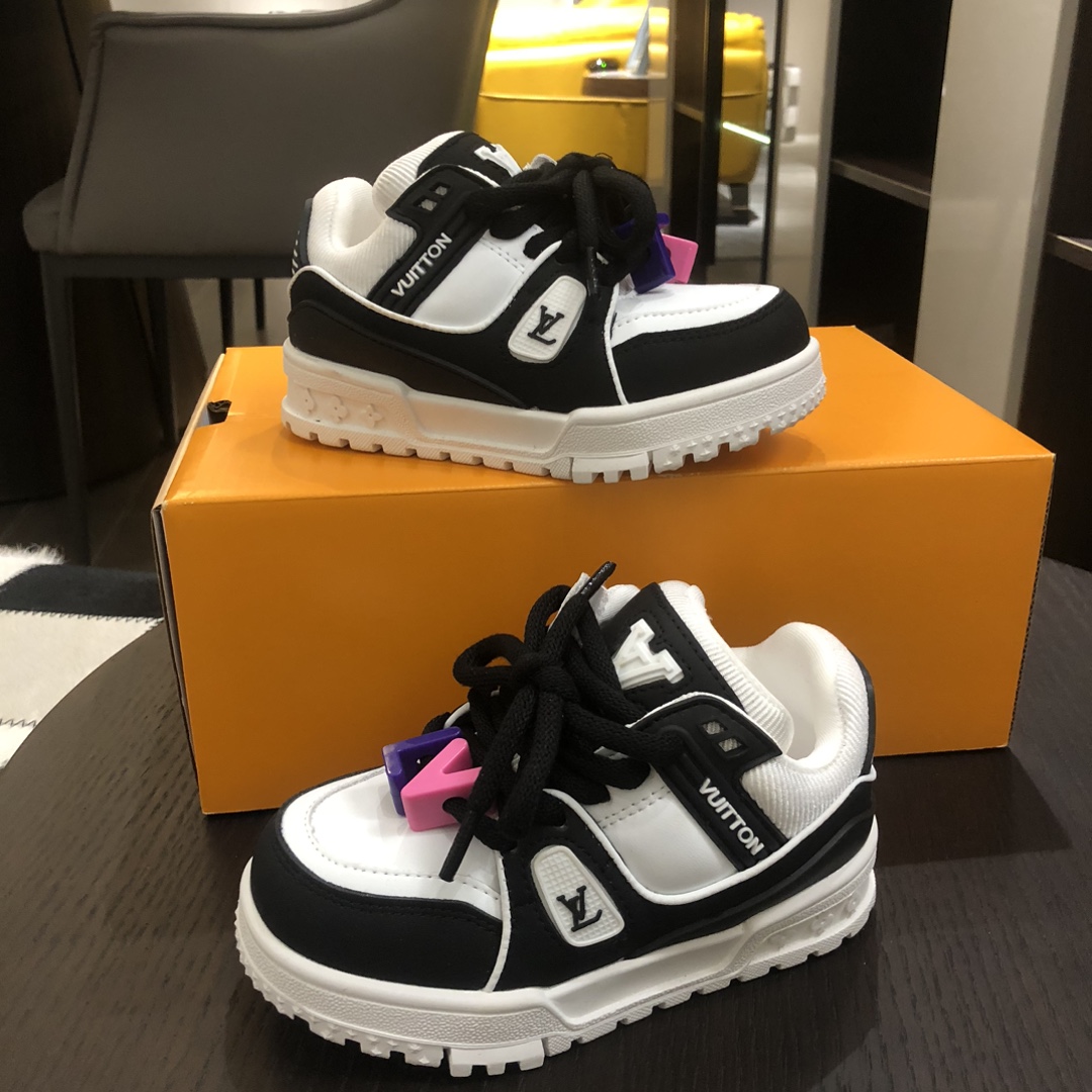 Children's shoes child